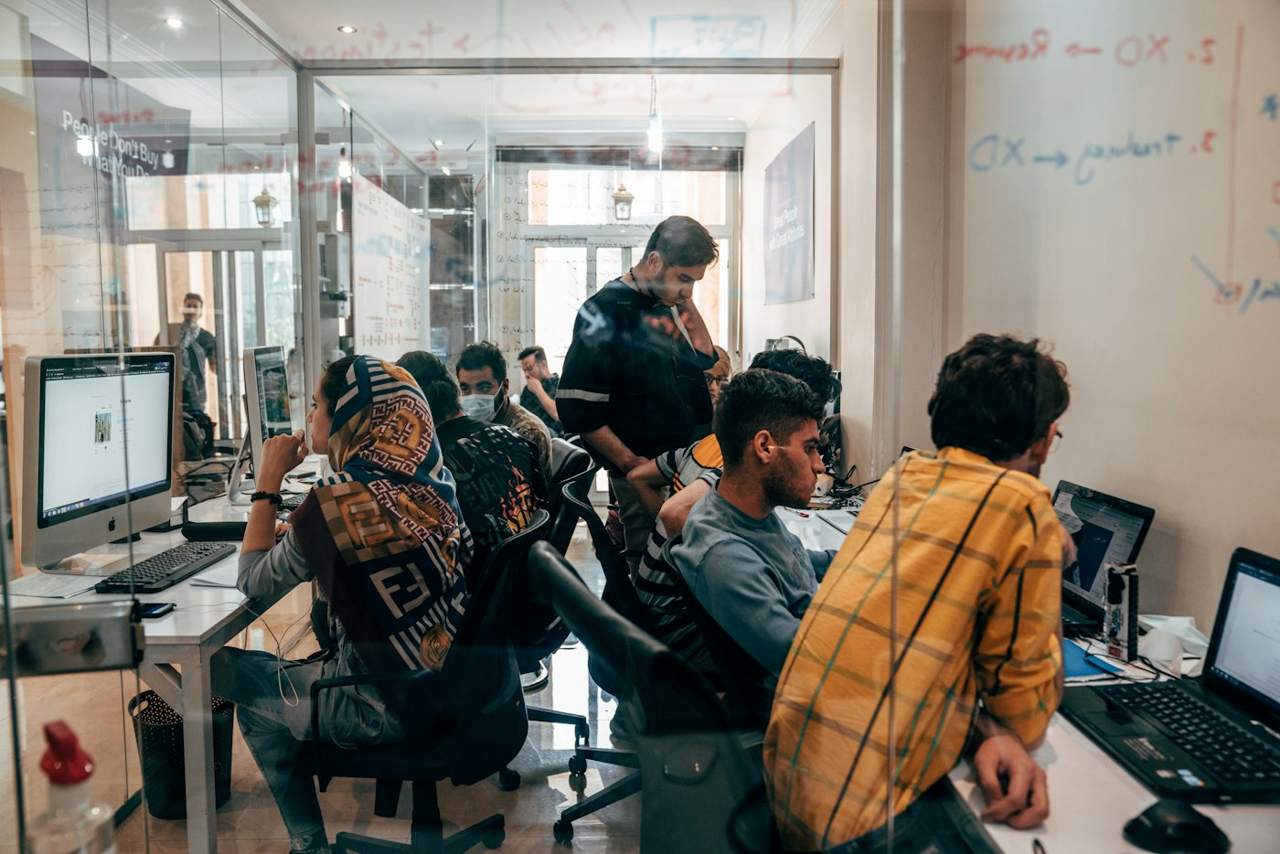 Consulenti al lavoro con un cliente